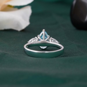 Bague à trois pierres en or 14 carats, sertie d'un diamant de laboratoire de 1,61 carat, bleu vif fantaisie, en forme de poire, fabriquée à la main - Product Image 4