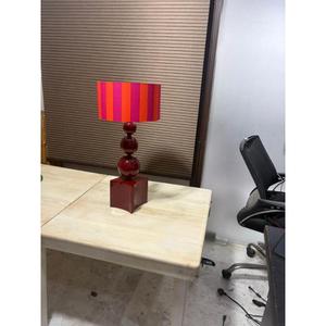 Elegante Lámpara de Mesa Decorativa Hecha a Mano con Pantalla de Tela a Rayas Multicolores, Luz LED Blanca Cálida para Decoración de Dormitorio - Product Image 1