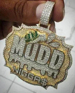 Colgante con Nombre Personalizado de Moissanita Redonda de 3.00Ct para Hombre, Chapado en Oro Amarillo de 14K - Product Image 2