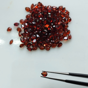 โกเมนสีแดงธรรมชาติ 4x3 มม. รูปทรงลูกแพร์ คุณภาพดีที่สุด พลอยหลวมสำหรับทำเครื่องประดับ - Product Image 1