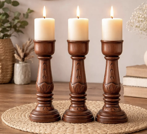 Porte-bougie en bois sculpté à la main, avec une forme tournée sculpturale, présentant un porte-bougie en bois massif naturel. - Product Image 1