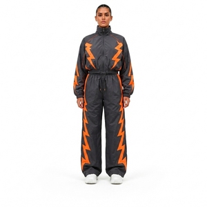 Survêtement unisexe noir et orange à motif géométrique, fermeture éclair intégrale, col montant, coupe classique, streetwear, vêtements de sport printemps, 100 % nylon, sublimation - Product Image 1
