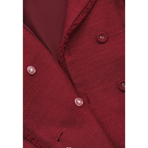 Chaleco Blazer Elegante de Tweed Rojo para Mujer, Diseño Personalizado para Oficina y Negocios, Doble Botonadura y Manga Casquillo, Modelo ELENA (ODM/OEM) - Product Image 6