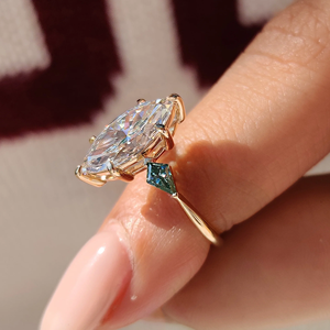 Anillo de Diamante de Corte Marquesa de Lujo con Moissanita Lateral Azul Cian en Forma de Cometa, Oro de 10KT, 14KT, 18KT, Joyería Nupcial Cultivada en Laboratorio, Proveedor Mayorista - Product Image 5