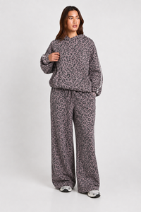 Conjunto Deportivo de 2 Piezas con Estampado de Leopardo Original para Mujer, Sudadera con Capucha Premium y Pantalones Deportivos Casuales de Pierna Ancha - Product Image 4
