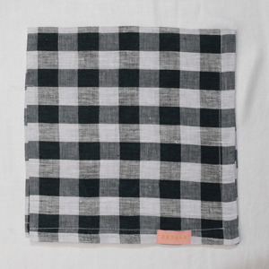 Serviette de table carrée en lin à carreaux noirs et blancs, faite à la main, lavable en machine, style classique - Product Image 1