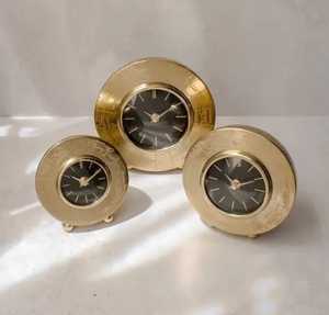 Horloge à base de bois avec tranche de géode, bord doré, cadran cristallin, artistique, moderne, naturelle, pour la maison ou le bureau - Product Image 2