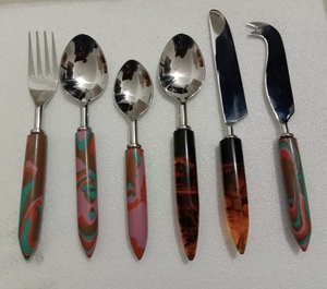 ชุดช้อนส้อมสแตนเลสสตีลพร้อมโลโก้สั่งทำ ด้ามจับเรซิ่น 8 ชิ้น ประกอบด้วยส้อมปลา ช้อน มีดชีส ที่ปาดชีส ชุดอุปกรณ์บนโต๊ะอาหาร - Product Image 4