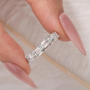 Elegante anillo de boda de moissanita 925 con corte esmeralda en plata de ley chapada en oro blanco para venta al por mayor desde India. - Product Image 3