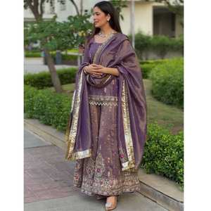 Lujoso vestido de fiesta morado con detalles dorados y bordado floral - Product Image 1