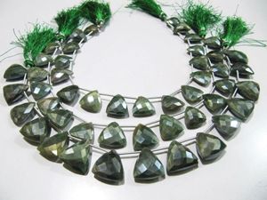 Cuentas de piedra lunar verde natural con revestimiento AB en forma de trillón, tamaño de 16 a 18 mm, hebra de cuentas de 10 pulgadas de largo. - Product Image 2