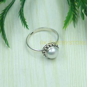 Bague en argent sterling 925 avec perle blanche naturelle, faite à la main, style halo perlé, bijou minimaliste pour mariée, cadeau pour femme, unisexe - Product Image 2