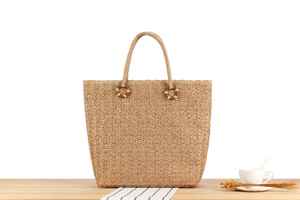 Complementa tu guardarropa para días soleados con este elegante bolso de hilo natural diseñado para un confort de lujo y una estética atemporal. - Product Image 1