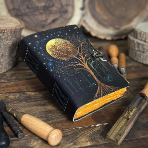 Mini-agenda William Morris Celestial Leather Grimoire avec pages à bords festonnés, motif étoiles et lune, couverture rigide, format A5, cadeau avec crayon - Product Image 4