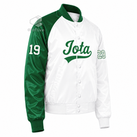 Veste universitaire en satin contrastant vert et blanc pour femmes de la sororité Iota Phi Lambda, avec boutons-pression sur le devant, col et poignets en tricot côtelé, style universitaire