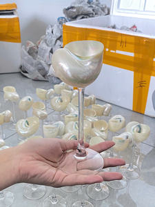 Copa de vino estilo costero con conchas marinas, hecha de concha real y material de vidrio, para exhibición de bebidas en fiestas, Vietnam - Product Image 2
