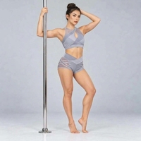 Haut d'entraînement de pole dance pour femmes, avec grip adhésif, tissu extensible confortable et respirant, ajustement sûr et mouvements corporels fluides.