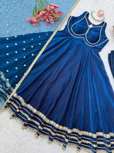 Robe Anarkali en velours bleu marine avec broderie en dentelle dorée, dupatta assorti, coupe ample longue jusqu'au sol, style ethnique indien pour fêtes et mariages - Product Image 5