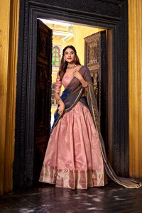 Hermoso Lehenga Choli de Diseñador con Bordado Detallado y Trabajo de Lentejuelas, Perfecto para Bodas, Fiestas y Ocasiones Especiales - Product Image 3