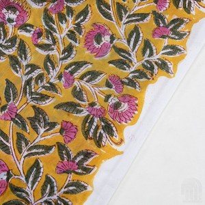 Tela de Algodón Estampada a Mano con Diseño Floral Sanganeri en Rosa Mostaza, Ecológica, de la India, por Metro, para Confección de Ropa para Niños - Product Image 3