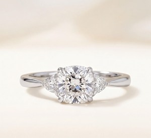 Anillo de Compromiso con Diamante Cultivado en Laboratorio de Corte Cojín de 1.20ct, Oro Sólido de 10K, 14K, 18K, Claridad E, VVS, Certificado IGI - Product Image 1