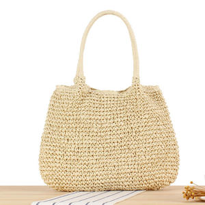 Transmite una elegancia sin esfuerzo con este bolso de hilo natural estructurado, que presenta una silueta suave y curva y una estética clásica en color crema. - Product Image 1