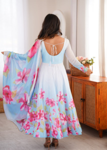 ชุดเดรส Anarkali ผ้าไหมออร์แกนซ่าลายดอกไม้ พร้อมดีไซน์ Potli แบบ Kali Cut Flare และผ้าคลุมไหล่ Gota Patti สำหรับงานเฉลิมฉลองสำหรับผู้หญิง (PY 308) - Product Image 6