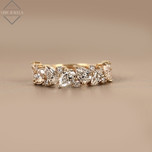 Anillo de media eternidad de lujo con diamantes redondos en forma de pera, engaste de púas en oro amarillo, joyería de boda para mujer - Product Image 1