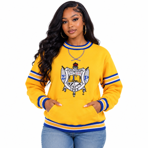 Sudadera con cuello redondo y escudo de chenilla dorado de Sigma Gamma Rho, con bolsillo canguro y ribete acanalado a rayas azul real, para la hermandad griega. - Product Image 1