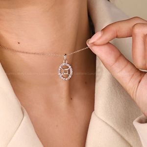 Colgante Minimalista de Oro Rosa con Signo Zodiacal Géminis y Elegante Engaste Halo - Product Image 5