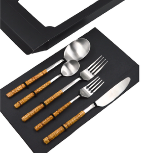 Cuillères en rotin et acier inoxydable, 5 pièces, manche en rotin avec boîte d'emballage noire, couverts en acier inoxydable - Product Image 1