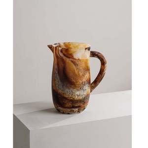 Carafe vintage en résine avec poignée, motif marbré brun crème, écologique, passe au lave-vaisselle, vaisselle décorative de qualité supérieure - Product Image 1