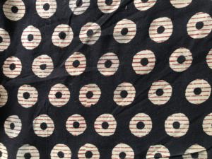 Tela de algodón negra estampada a mano con diseño de lunares circulares y rayas rojas |   Venta al por Mayor en Jaipur - Product Image 3