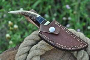 Couteau de chasse et de camping artisanal en acier Damas, à pointe droite, manche en corne, étui en cuir, disponible en ODM/OBM - Product Image 6