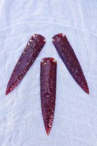 Pointe de flèche en obsidienne rouge la plus vendue, pierre précieuse de 4 pouces, croissant de lune pour la guérison spirituelle, disponible au prix de gros - Product Image 4