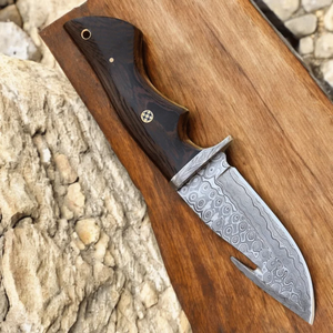 Couteau de survie artisanal en acier Damas avec manche ergonomique en bois, lame fixe et étui de protection en cuir - Product Image 5