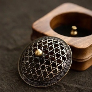 Caja de Incienso Cuadrada de Madera con Tapa y Perilla de Metal Perforado en Latón - Product Image 3