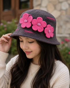 Sombrero de Fieltro de Lana Hecho a Mano para Mujer con Diseño Floral - Product Image 1