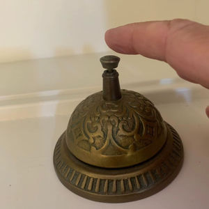 กระดิ่งตั้งโต๊ะทองเหลืองสำหรับแผนกต้อนรับ ใช้เรียกแขกและบริการที่เคาน์เตอร์ พร้อมกลไกดีดที่เรียบลื่น - Product Image 1