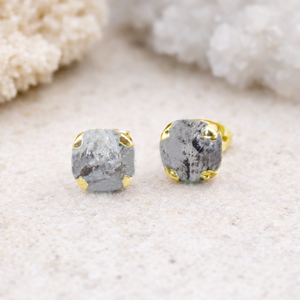 Boucles d'oreilles clous en diamant Herkimer naturel, sertissage à griffes électroplaqué, faites à la main, bijou cadeau pierre de naissance d'avril - Product Image 1
