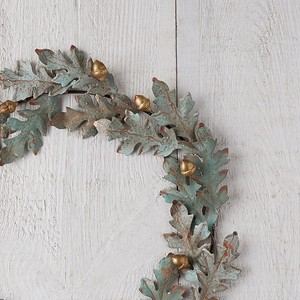 Couronne rustique en métal, fabriquée avec des feuilles de chêne patinées de verdigris et accentuée de des acorns dorés chatoyants pour la décoration d'automne - Product Image 4