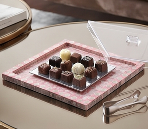 Plateau de service rose modeste à motifs géométriques avec couvercle transparent pour offrir en cadeau, présenter des chocolats et sublimer la présentation de table - Product Image 3