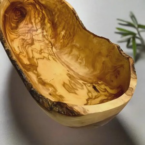 Grand saladier rustique en bois d'olivier avec bord naturel, différentes tailles, sculpté à la main, bol à fruits, fabriqué en Allemagne. - Product Image 4