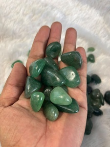 Pierre de fluorite verte vibrante, polie et lisse, avec une variété de couleurs riches, idéale pour les collections de cristaux et la décoration. - Product Image 2