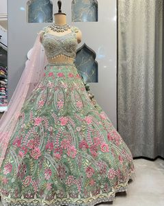 Vestido Lehenga Choli de Tela de Red Bordada con Pedrería Floral Verde Claro para Mujer, con Blusa, para Ceremonia de Boda - Product Image 1