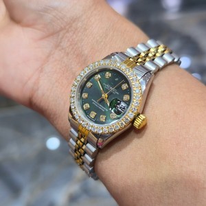 Reloj de Cuarzo con Incrustaciones de Moissanita, Esfera de 28 mm, Correa de 20 mm, Brazalete de Acero Inoxidable, Elegante Visualización Analógica de Fecha con Números Romanos - Product Image 1