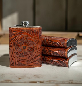 กระติกน้ำหนังลายดอกไม้ ดีไซน์สวยงาม เหมาะสำหรับพกพา ใช้ในกระเป๋าเดินทาง และใช้ส่วนตัว ภาชนะใส่เครื่องดื่มแบบพกพาทันสมัยจากอินเดีย - Product Image 4