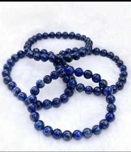 Pulsera de cuentas de lapislázuli natural fabricada en India para meditación y equilibrio energético. Suministro disponible a nivel mundial. - Product Image 5