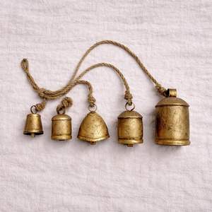 Ensemble de clochettes en métal doré au design moderne, 3 clochettes harmonieuses pour arbre de Noël, écologiques, faites à la main, décoration rustique pour la maison, taille et logo personnalisables - Product Image 3