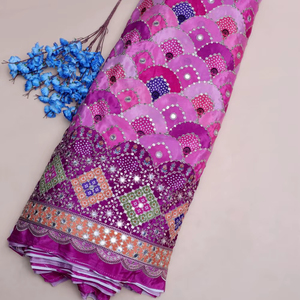 Tissu imprimé géométrique miroir violet rose avec bordure épaisse pour la confection de robes Kurti, vêtements ethniques de créateur - Product Image 1